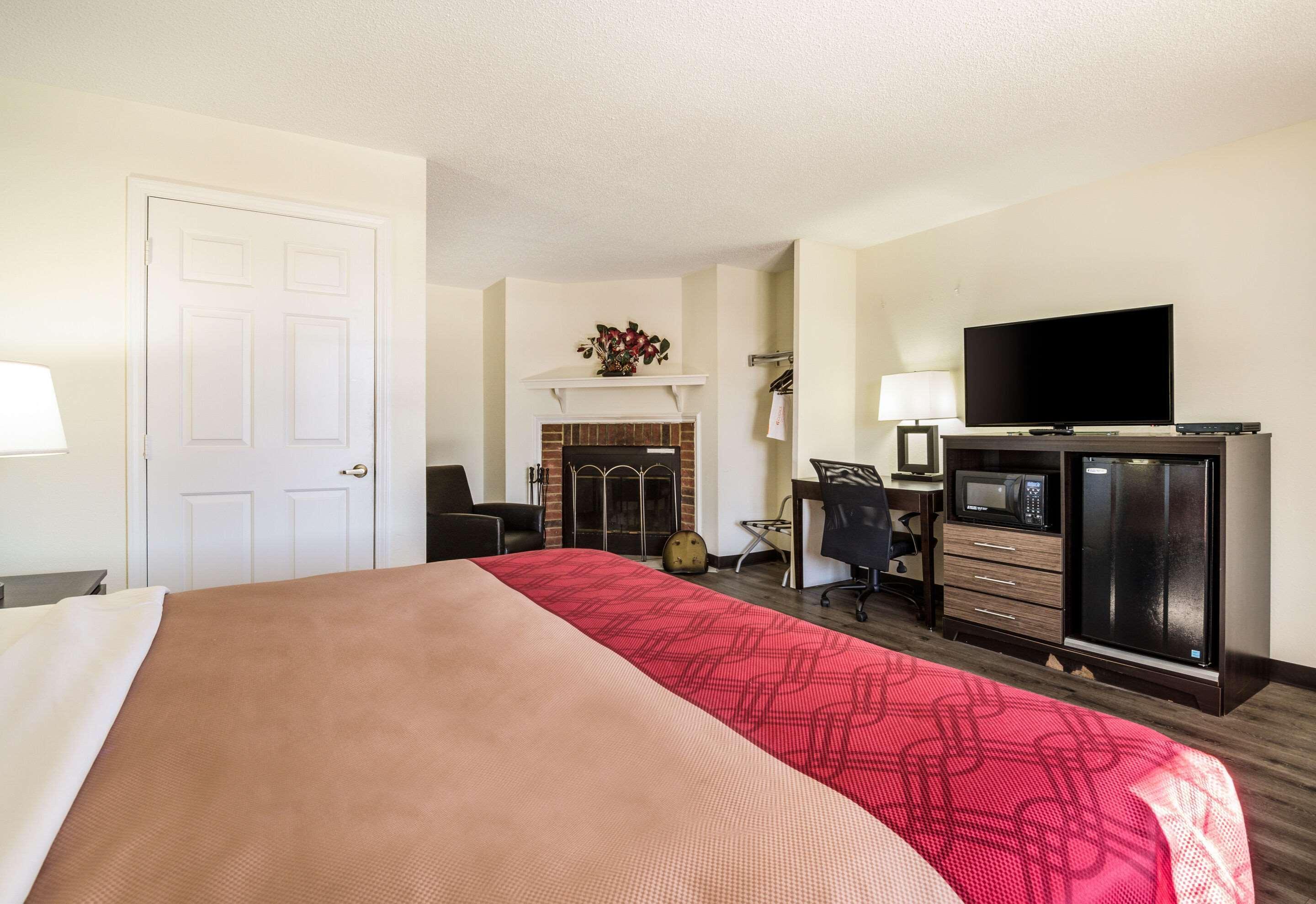 Econo Lodge Glade Springs I-81 Exteriör bild
