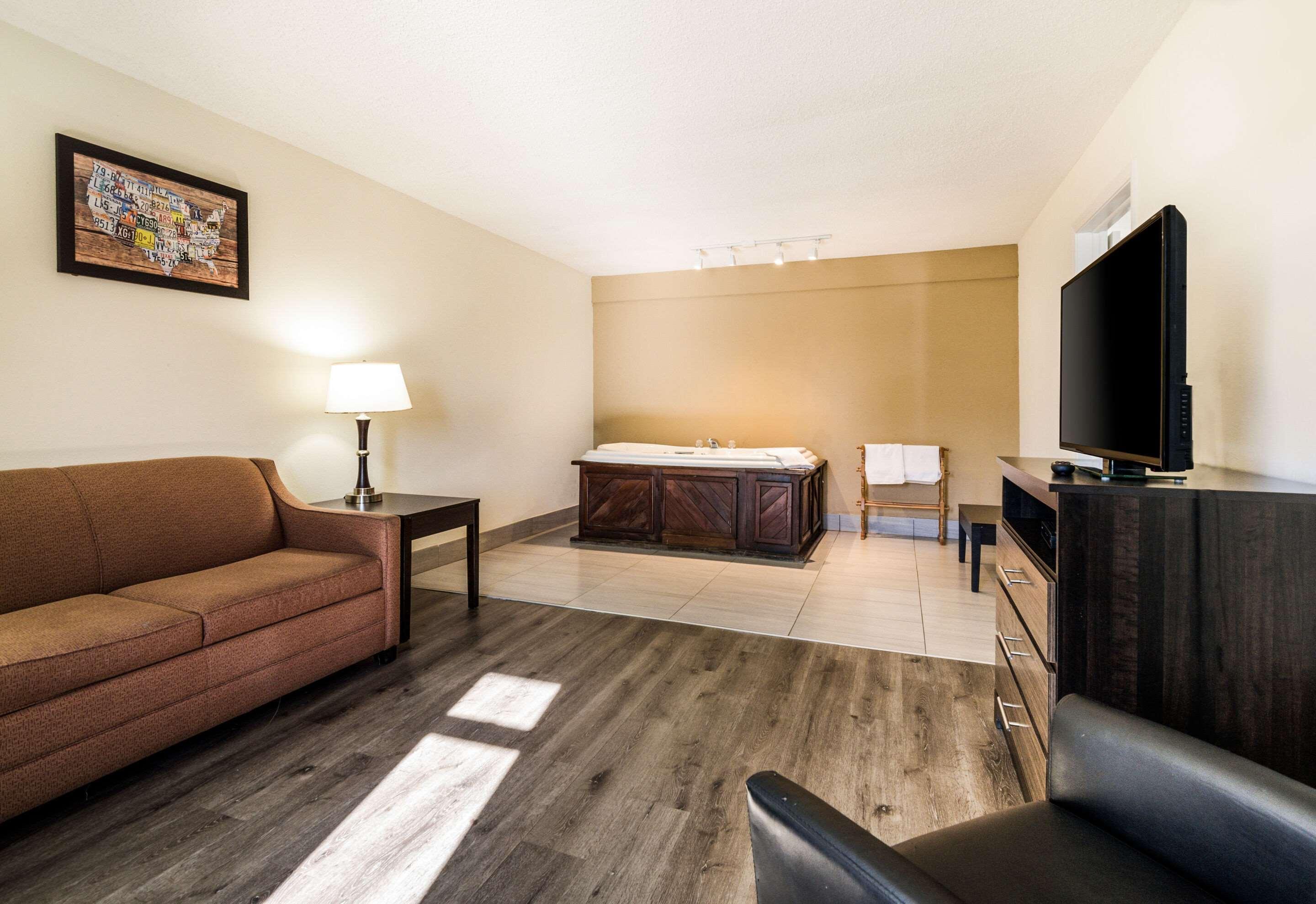 Econo Lodge Glade Springs I-81 Exteriör bild