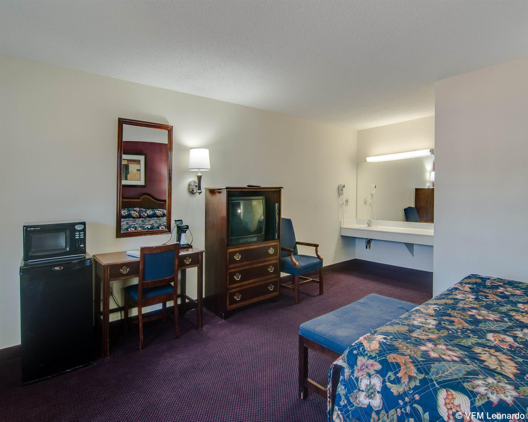 Econo Lodge Glade Springs I-81 Exteriör bild