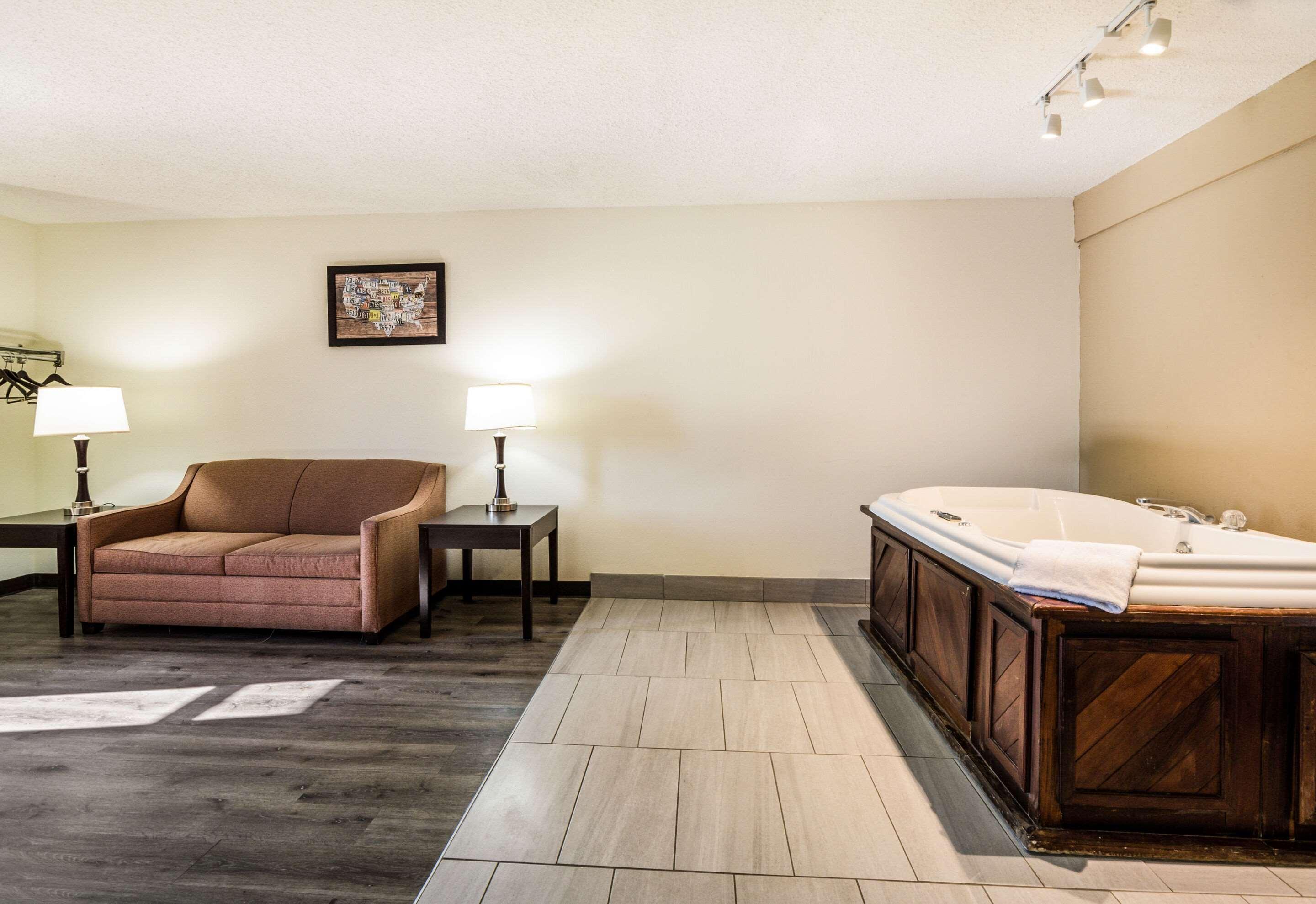 Econo Lodge Glade Springs I-81 Exteriör bild
