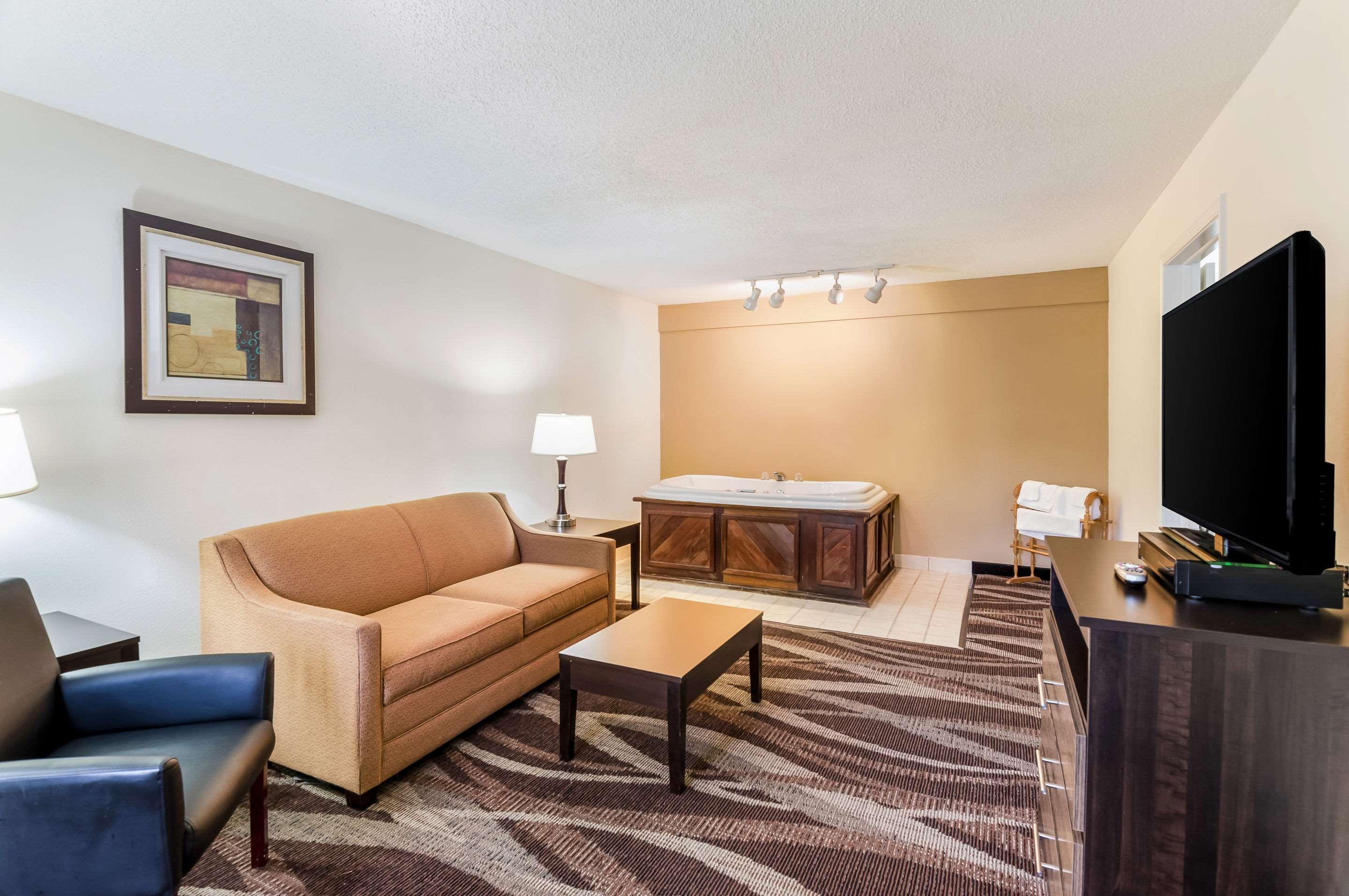 Econo Lodge Glade Springs I-81 Exteriör bild